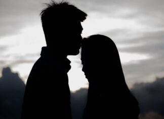 6 Female gestures that make men fall for her.!!