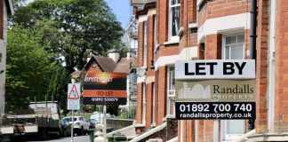 A sign on a city street Description automatically generated