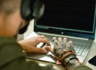 Online VS Offline Gambling, Which is Better & Why?