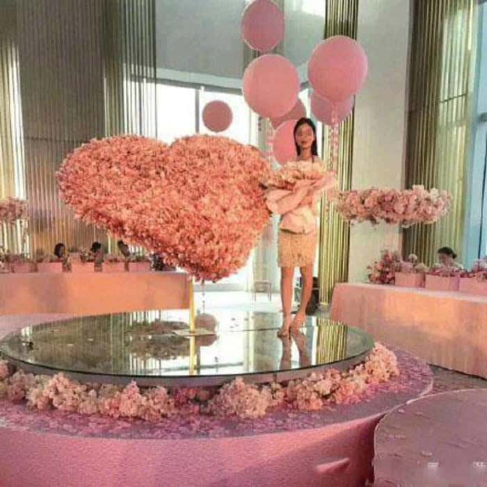 For His Girlfriend The Man Turned 334,000 Yuan Into Flowers