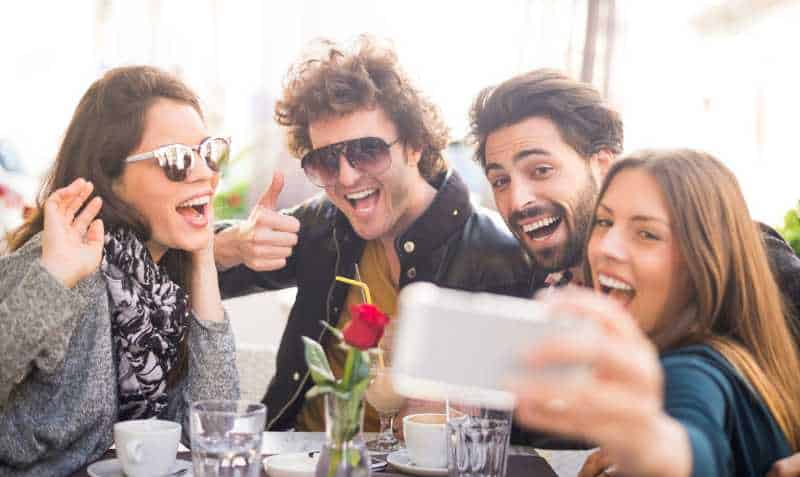 15 worst signs that can annoy your partner during a date