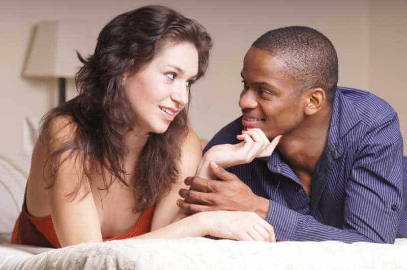 15 worst signs that can annoy your partner during a date