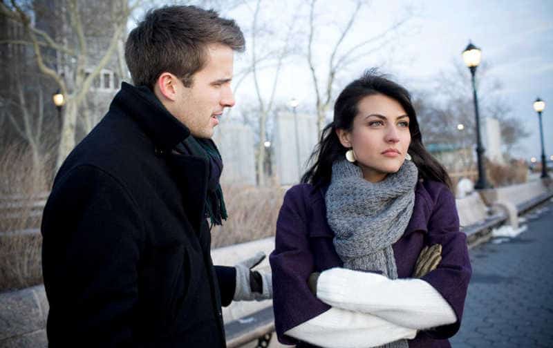 15 worst signs that can annoy your partner during a date