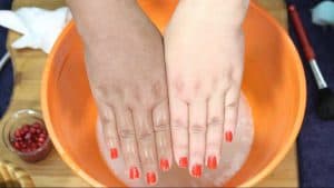 3 Remedies to clean your hands and feet