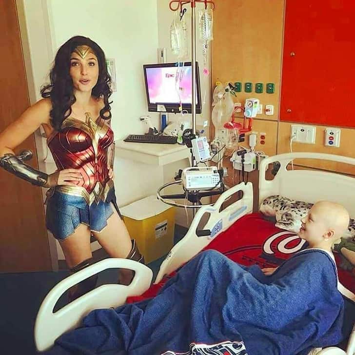 Gal Gadot Visits The Children Hospital In Wonder Woman Costume