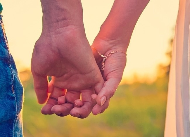 This is how holding hands can reveal about your relationship