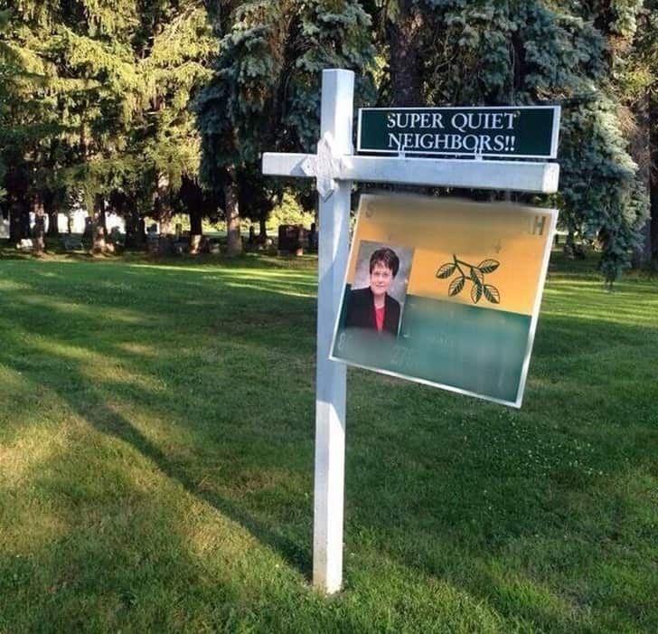 photos with hilarious backgrounds