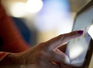 It’s 2021: Companies Must Keep Up With Changing Technology Trends O imagine care conține interior, ceață Descriere generată automat