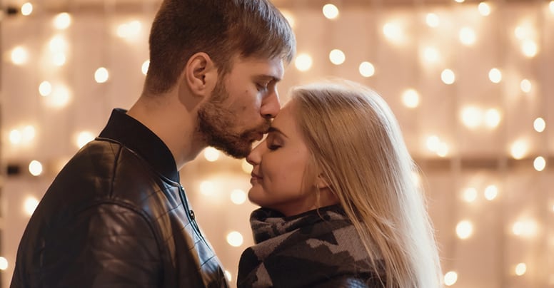 15 gestures that men find cute about a woman