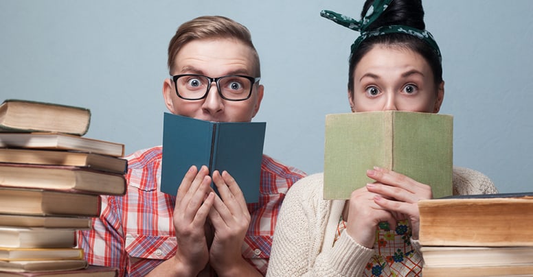 15 gestures that men find cute about a woman