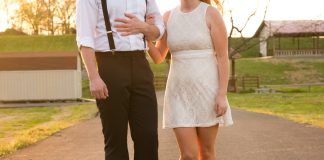 woman holding man shoulder