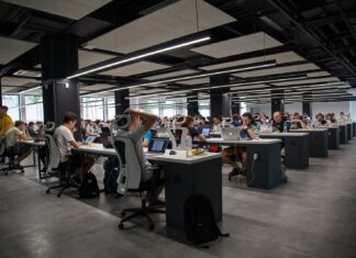 What You Should Do When You Can’t Stand Your Boss people doing office works