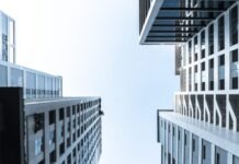 The Importance of Asphalt Maintenance for Commercial Properties white and blue concrete building