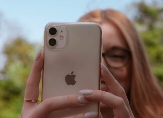 woman holding gold iphone 6