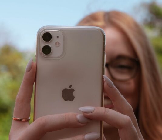 woman holding gold iphone 6