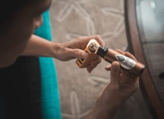 14 Tips for a Smooth Online Vape Shopping Experience person putting e-juice on gold Wismec variable vaporizer