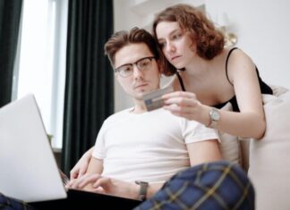 How to Compare Amex Gold Vs Chase Sapphire Preferred: Terms and Rates